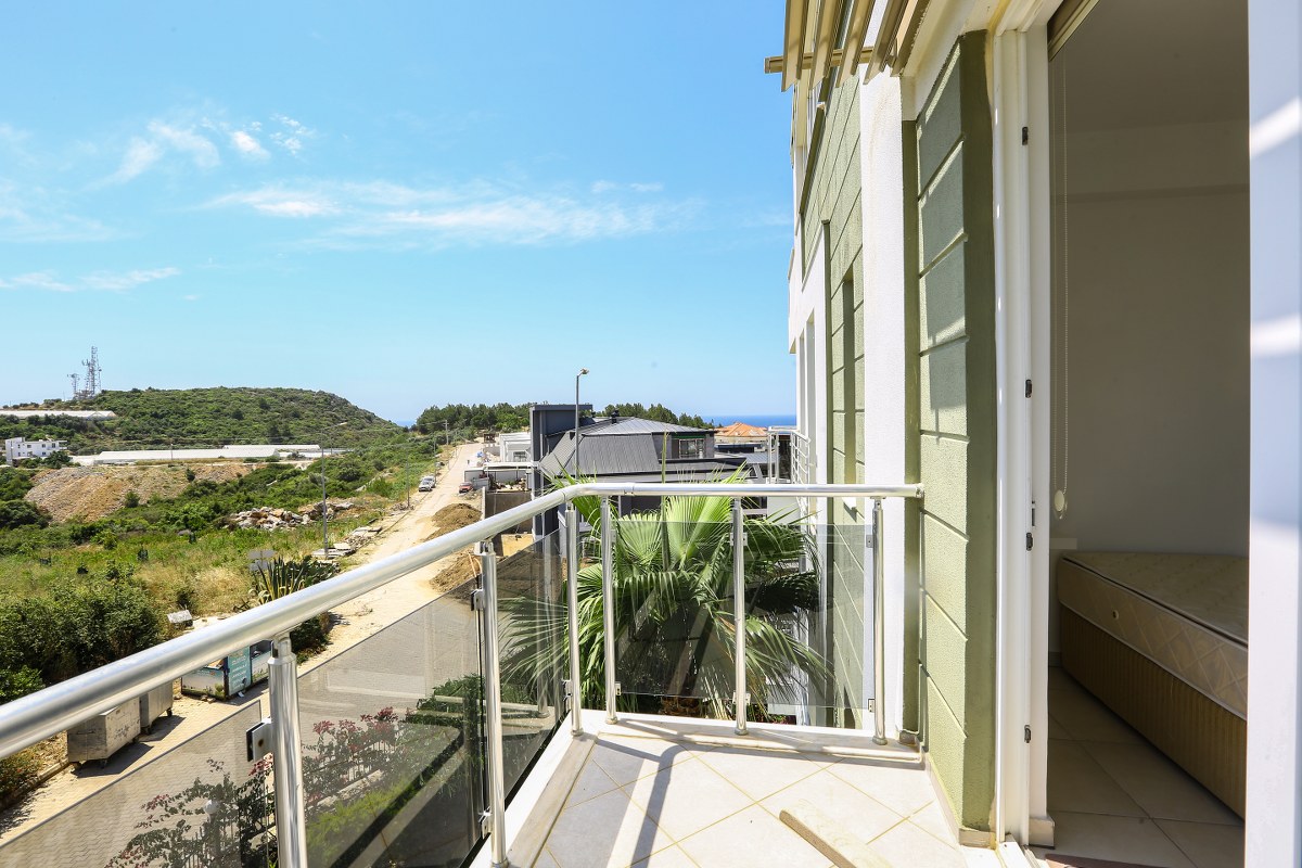 Alanya Konaklı'da panoramik manzaralı 3+1 dubleks çatı katı dairesi