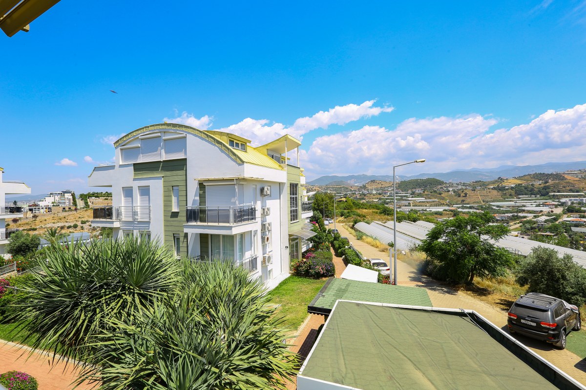 Alanya Konaklı'da panoramik manzaralı 3+1 dubleks çatı katı dairesi