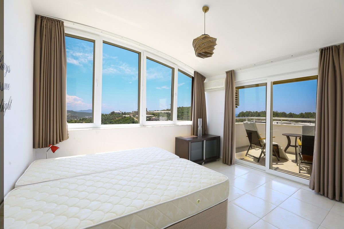 Alanya Konaklı'da panoramik manzaralı 3+1 dubleks çatı katı dairesi