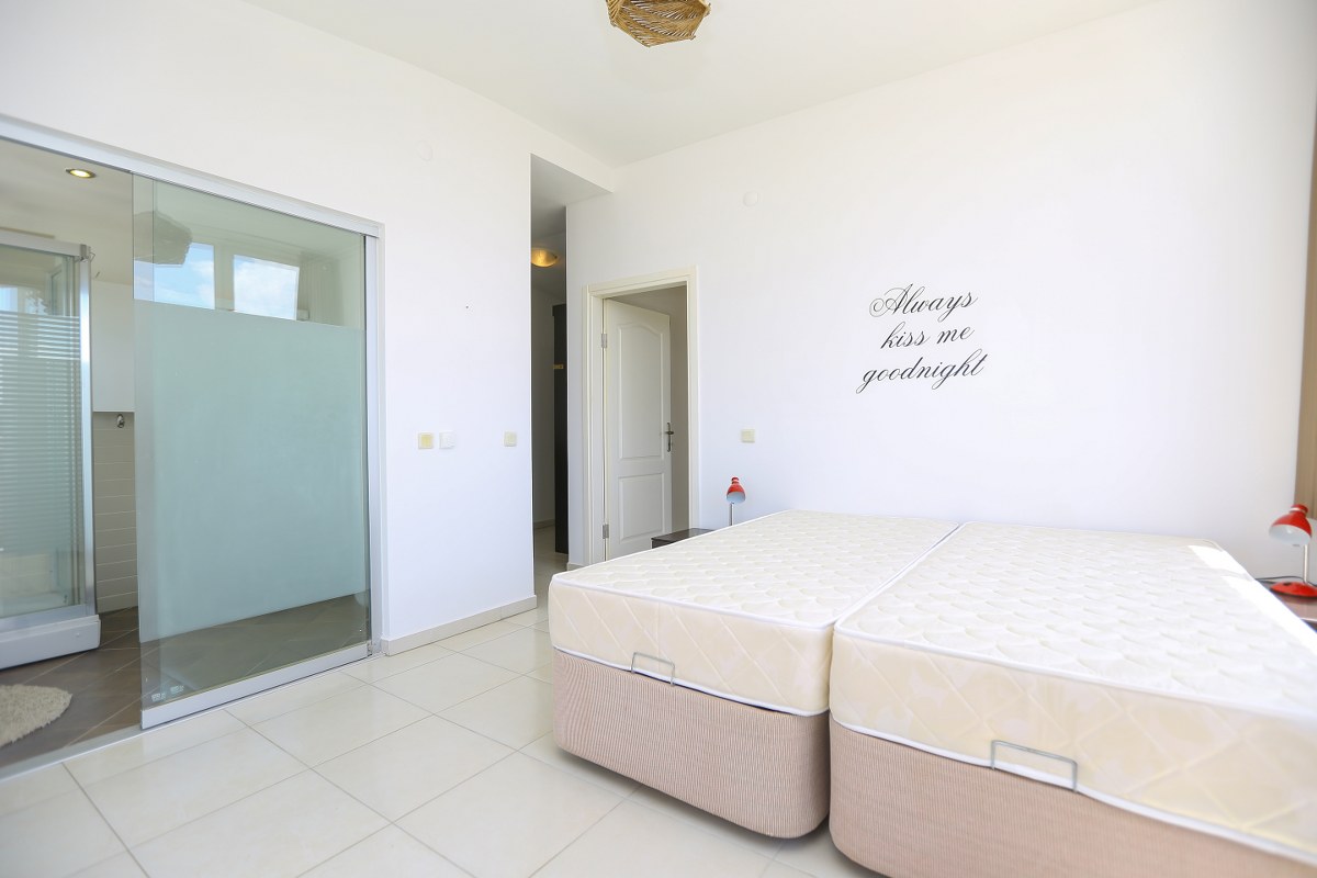 Alanya Konaklı'da panoramik manzaralı 3+1 dubleks çatı katı dairesi