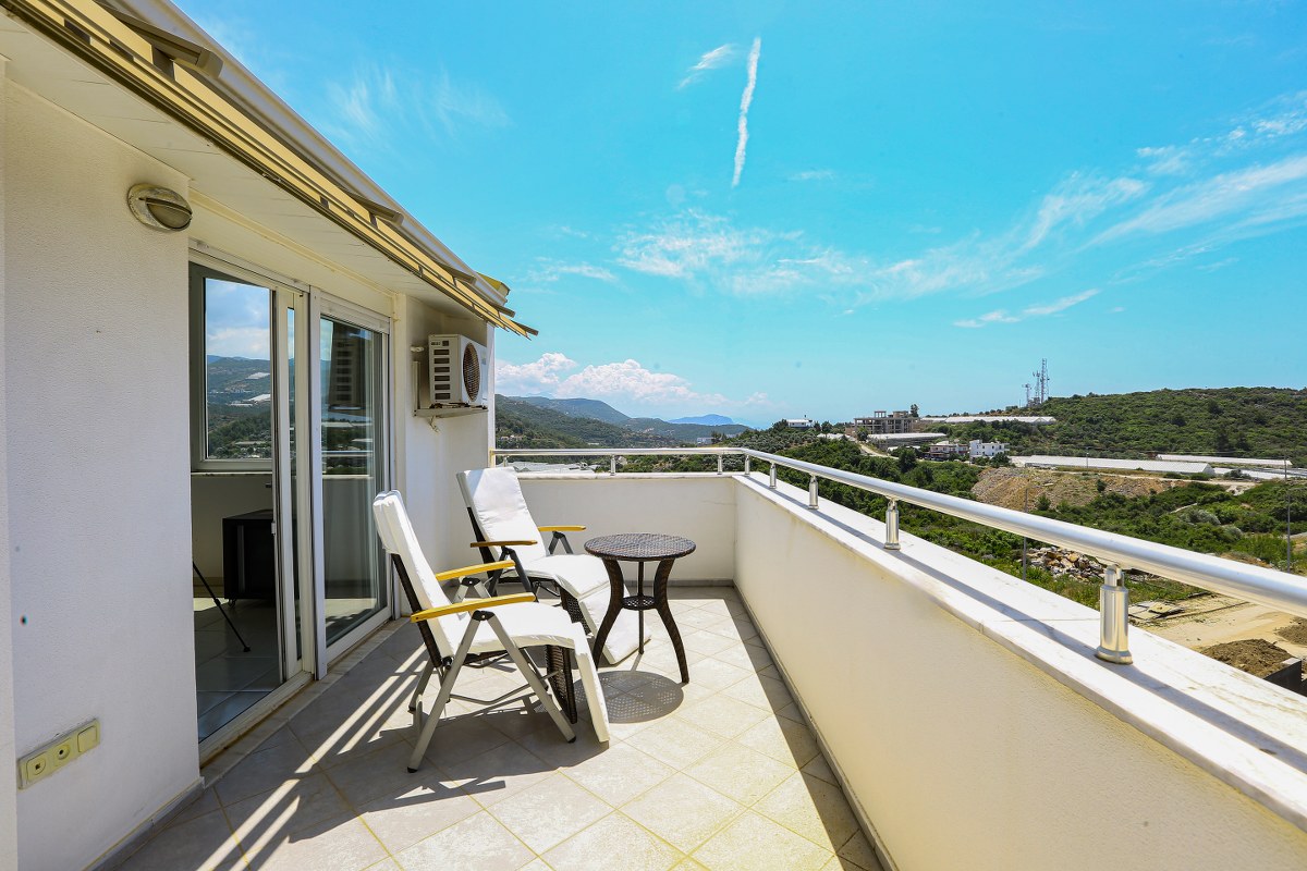 Alanya Konaklı'da panoramik manzaralı 3+1 dubleks çatı katı dairesi