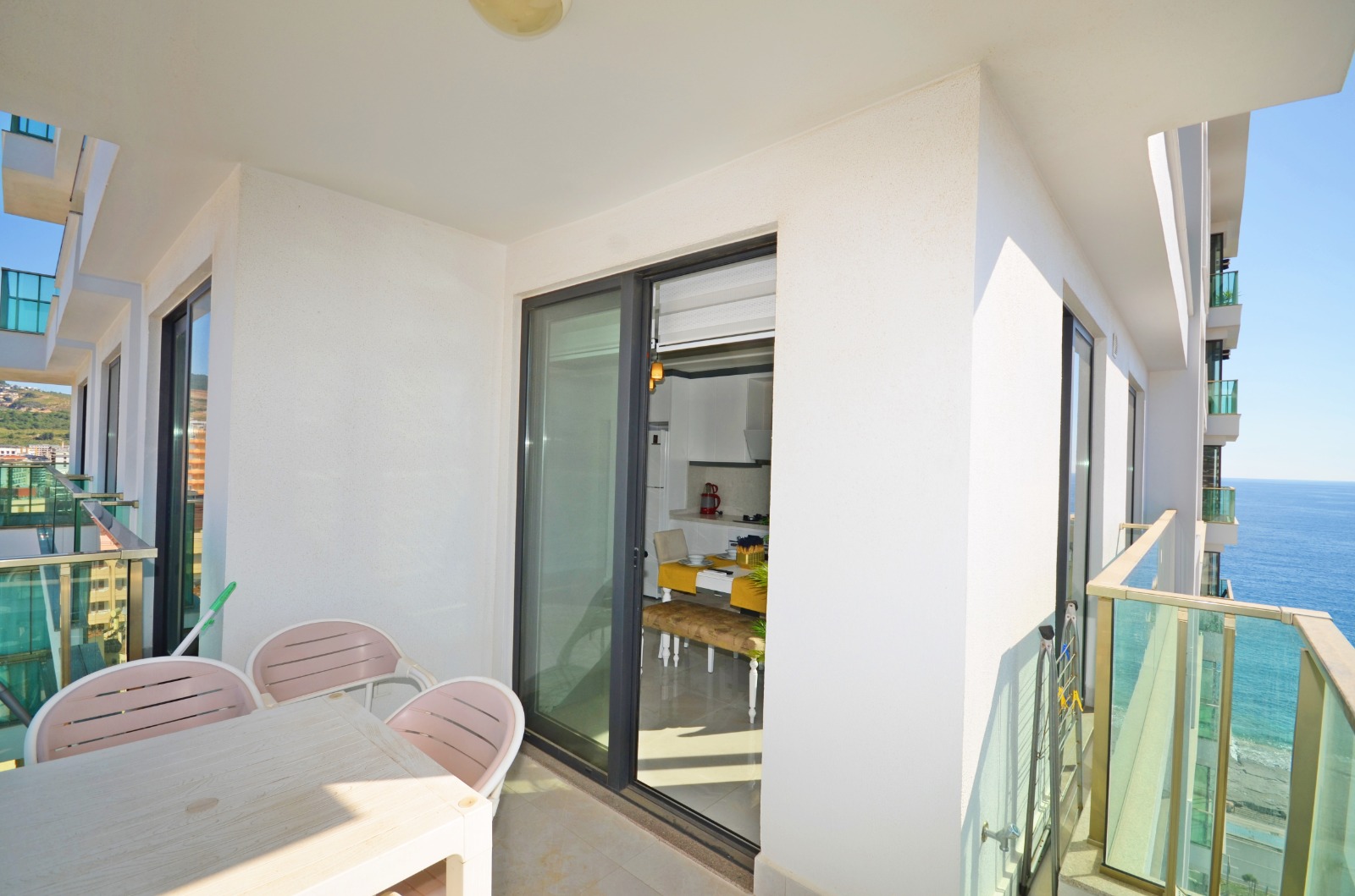 A 2-bedroom apartment on the first line in Mahmutlar – sea view, heated floors, from the owner