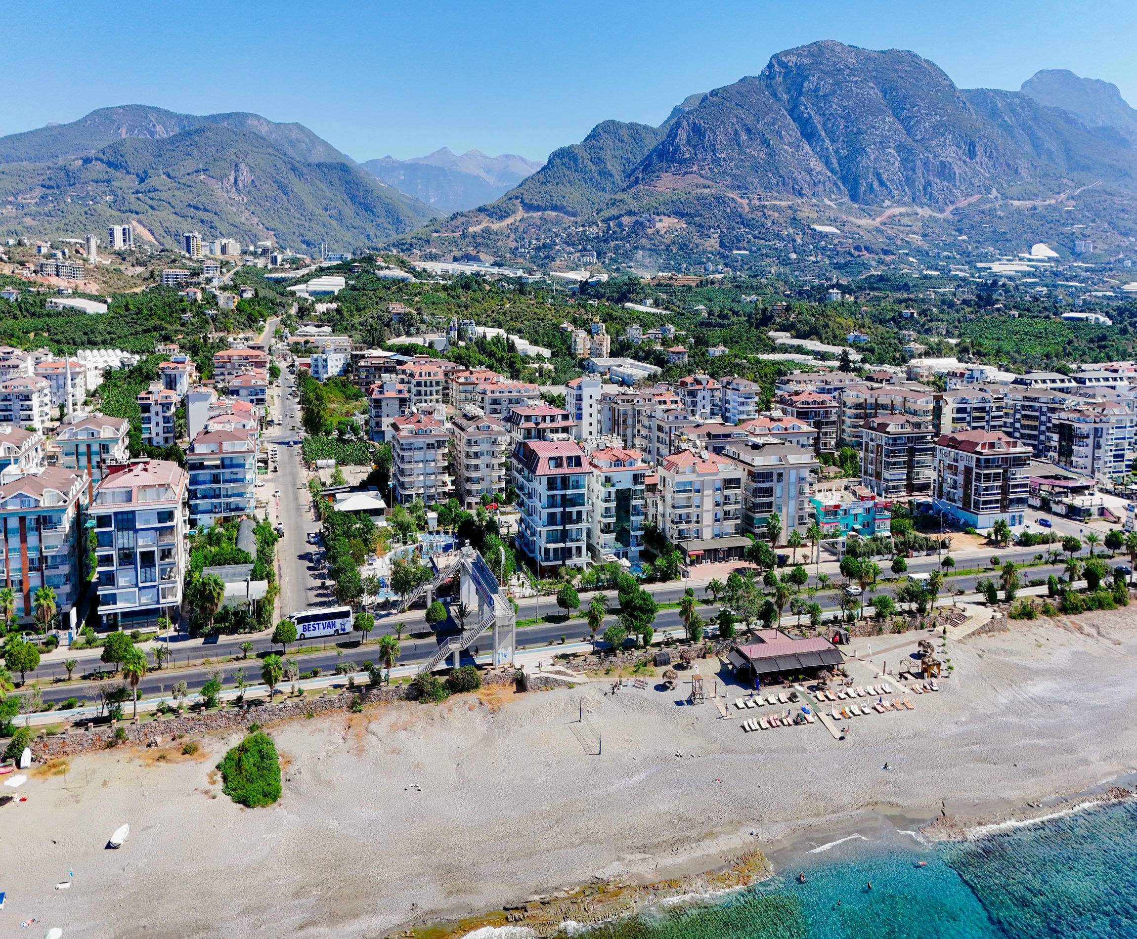 Kestel'de deniz manzaralı muhteşem 1+1 daire - birinci hat, vatandaşlığa uygun.
