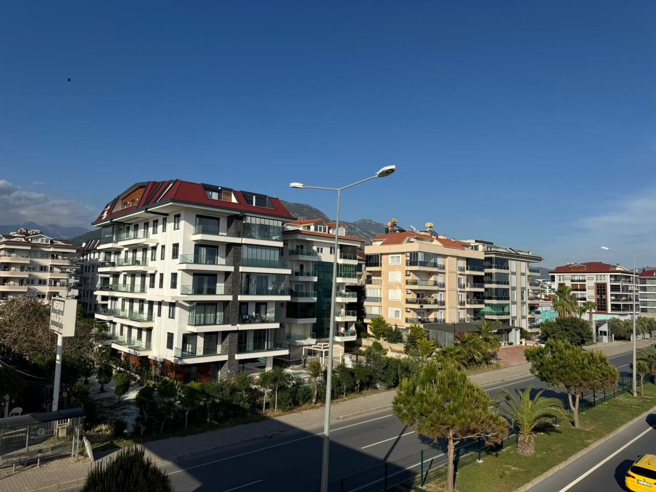 Kestel'de deniz manzaralı muhteşem 1+1 daire - birinci hat, vatandaşlığa uygun.