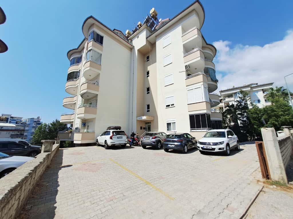 Yuvarlak balkonlu açık renkli bina: Alanya'nın Çikcilli semtinde satılık 4+1 penthouse, Türkiye — New Level Group