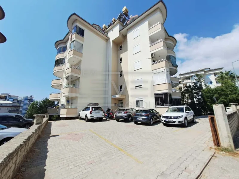 Yuvarlak balkonlu açık renkli bina: Alanya'nın Çikcilli semtinde satılık 4+1 penthouse, Türkiye — New Level Group