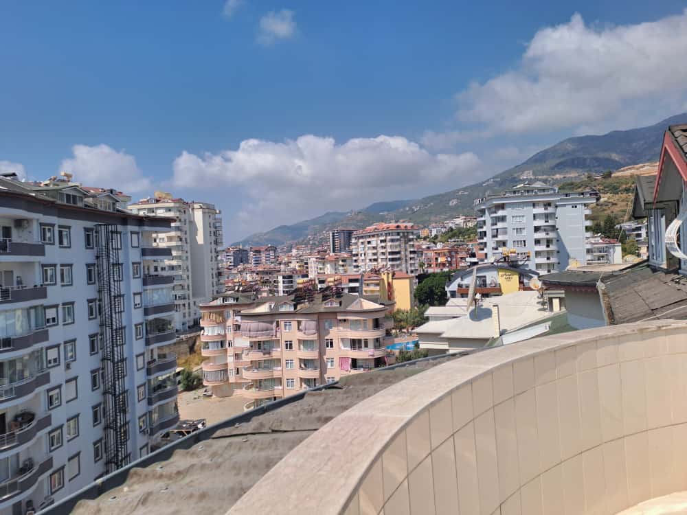 Türkiye'nin Çikcilli semtindeki rezidanstan konut mahallesi, sokaklar ve dağ yamacı görünümü