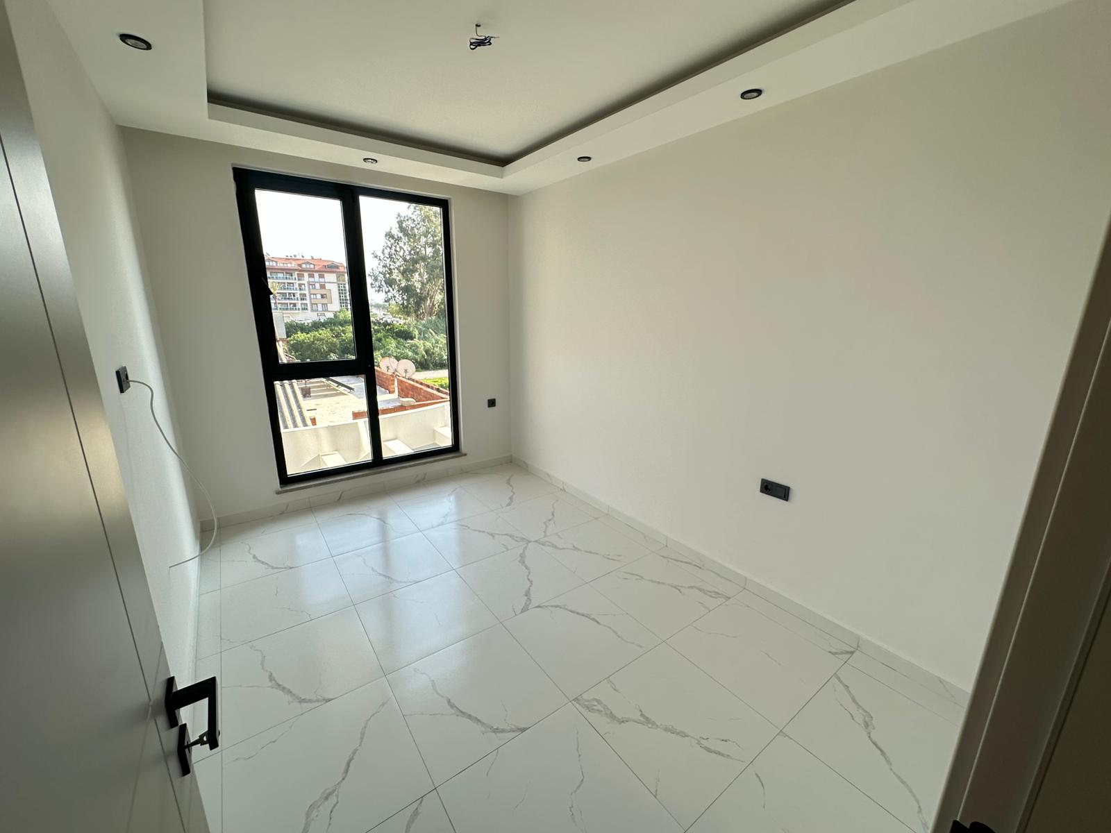 Квартира 1+1 с видом на море на первой линии в Кестеле - 47 м², без мебели, премиум-комплекс