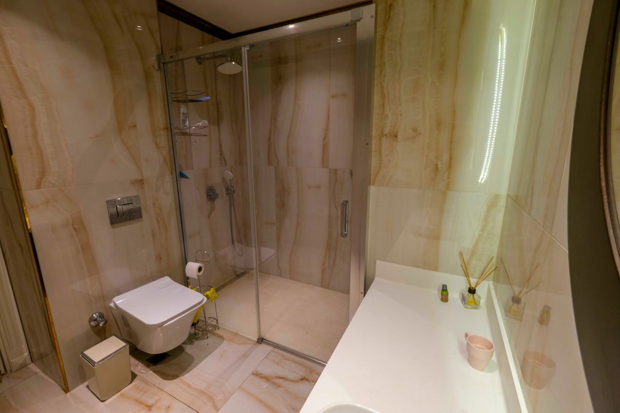 Квартира 1+1 с собственным садом в элитном комплексе на первой береговой линии – Алания, район Кестель