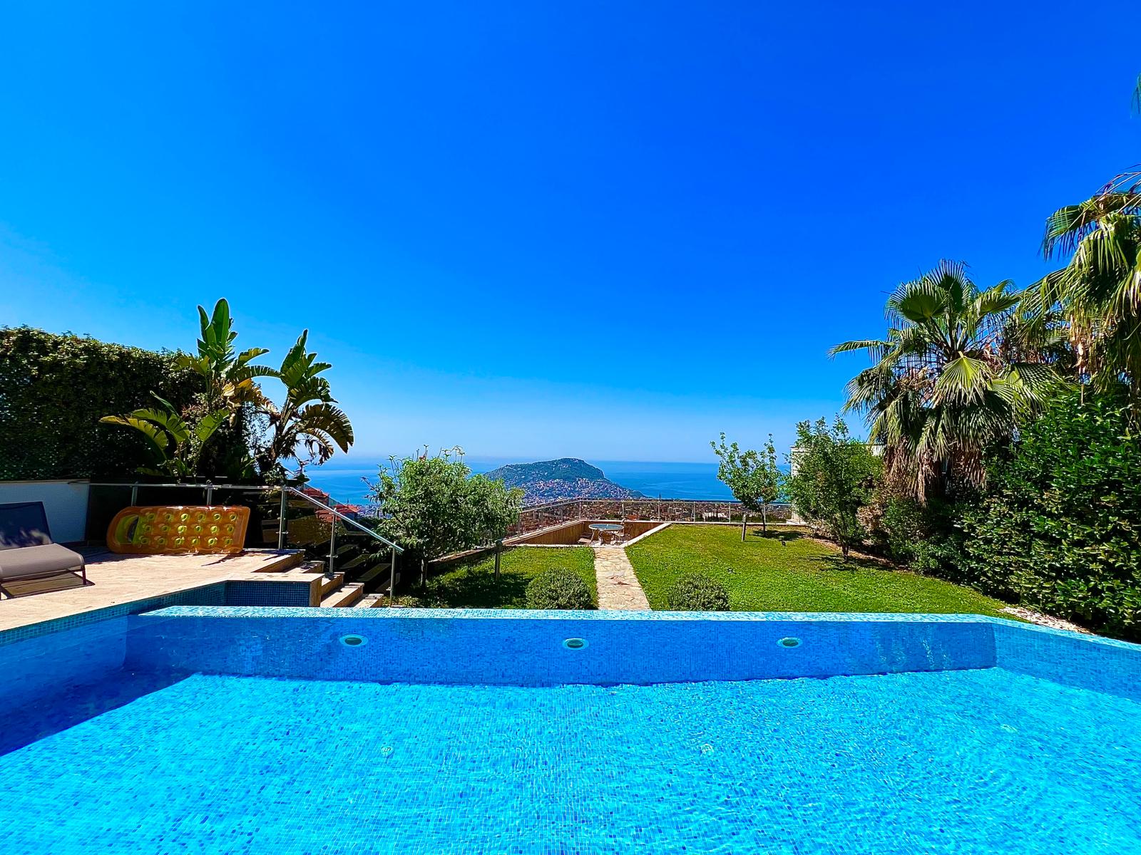 Alanya, Bektaş dağ bölgesinde lüks 4+1 villa - mobilyalı, yüzme havuzlu, panoramik manzaralı.