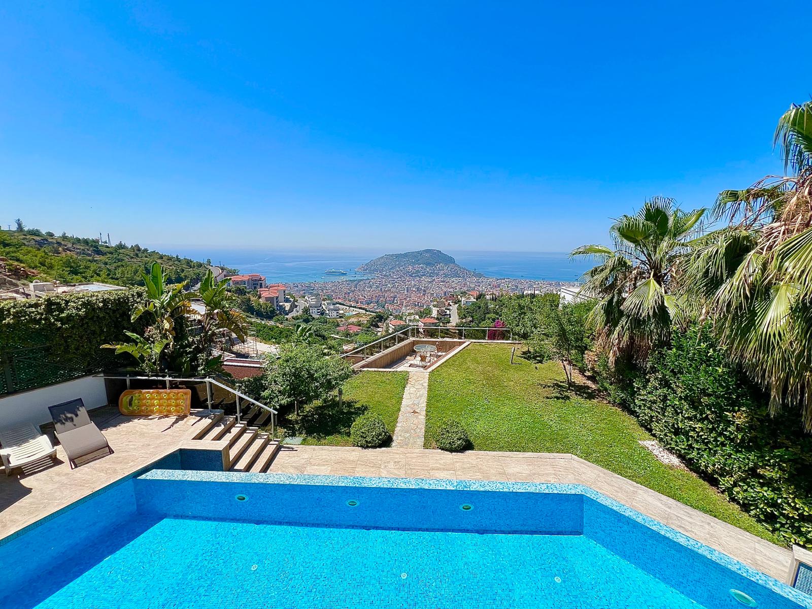 Alanya, Bektaş dağ bölgesinde lüks 4+1 villa - mobilyalı, yüzme havuzlu, panoramik manzaralı.