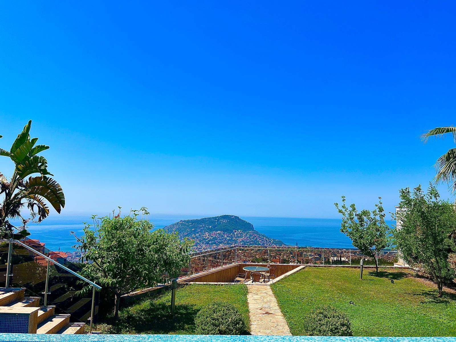 Alanya, Bektaş dağ bölgesinde lüks 4+1 villa - mobilyalı, yüzme havuzlu, panoramik manzaralı.