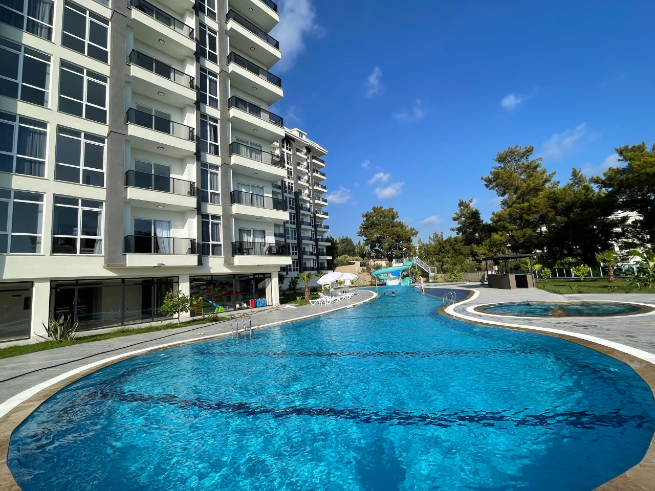 Pool with a slide: a 1+1 apartment for sale in Avsallar, Alanya, Turkey — New Level Group