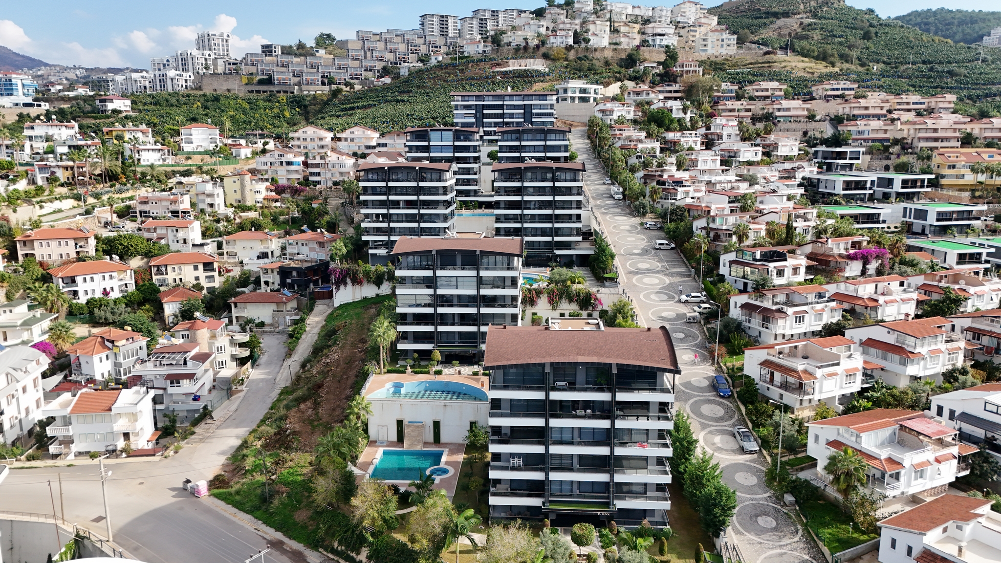 Havuzlu site ve kırmızı çatılar: Kargıcak'ta Alanya'da Türkiye'de satılık 2+1 daire — New Level Group