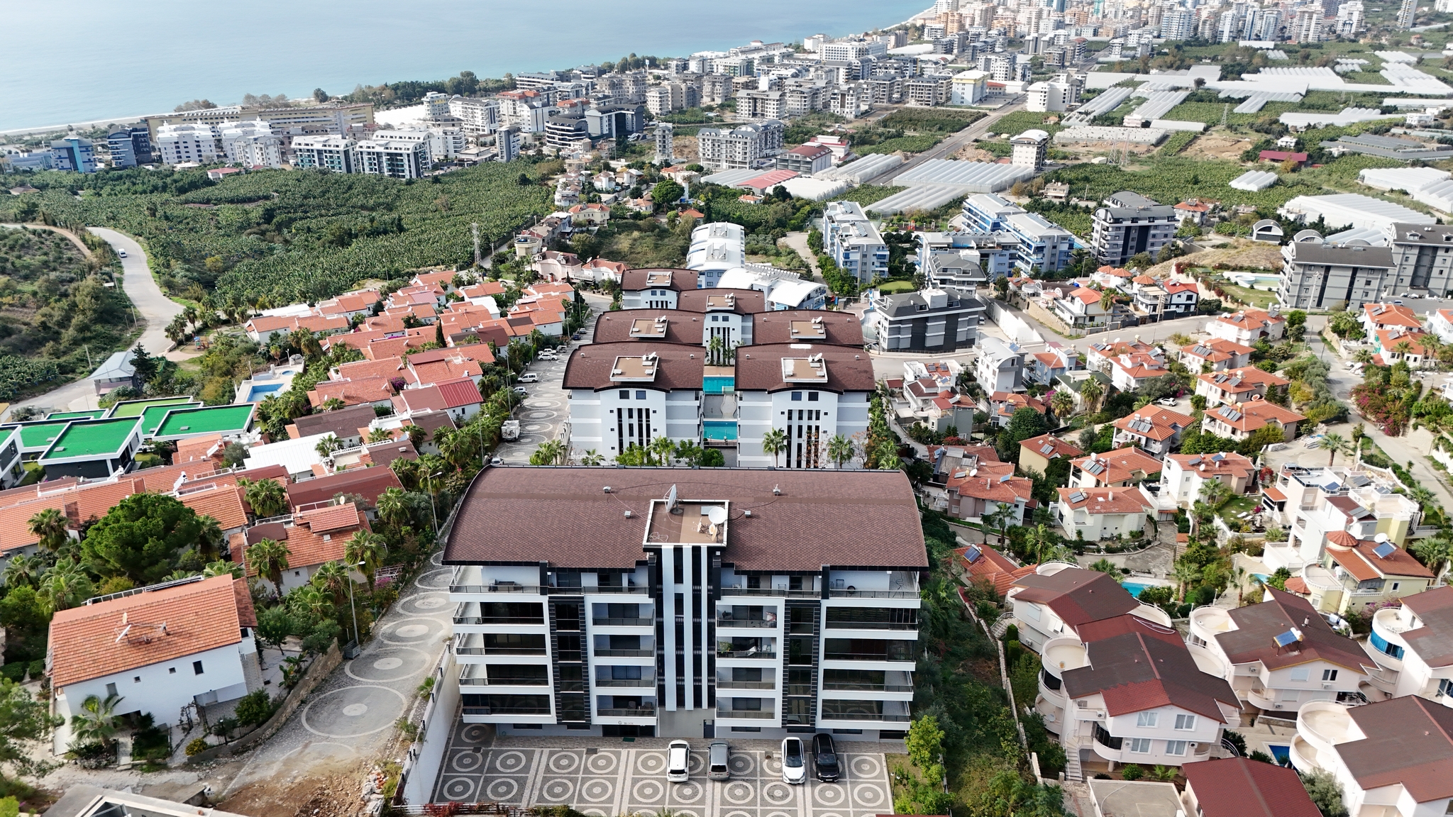 Otoparklı konut cephesi ve yüzme havuzu Kargıcak'ta satışta olan konutların bulunduğu alanda