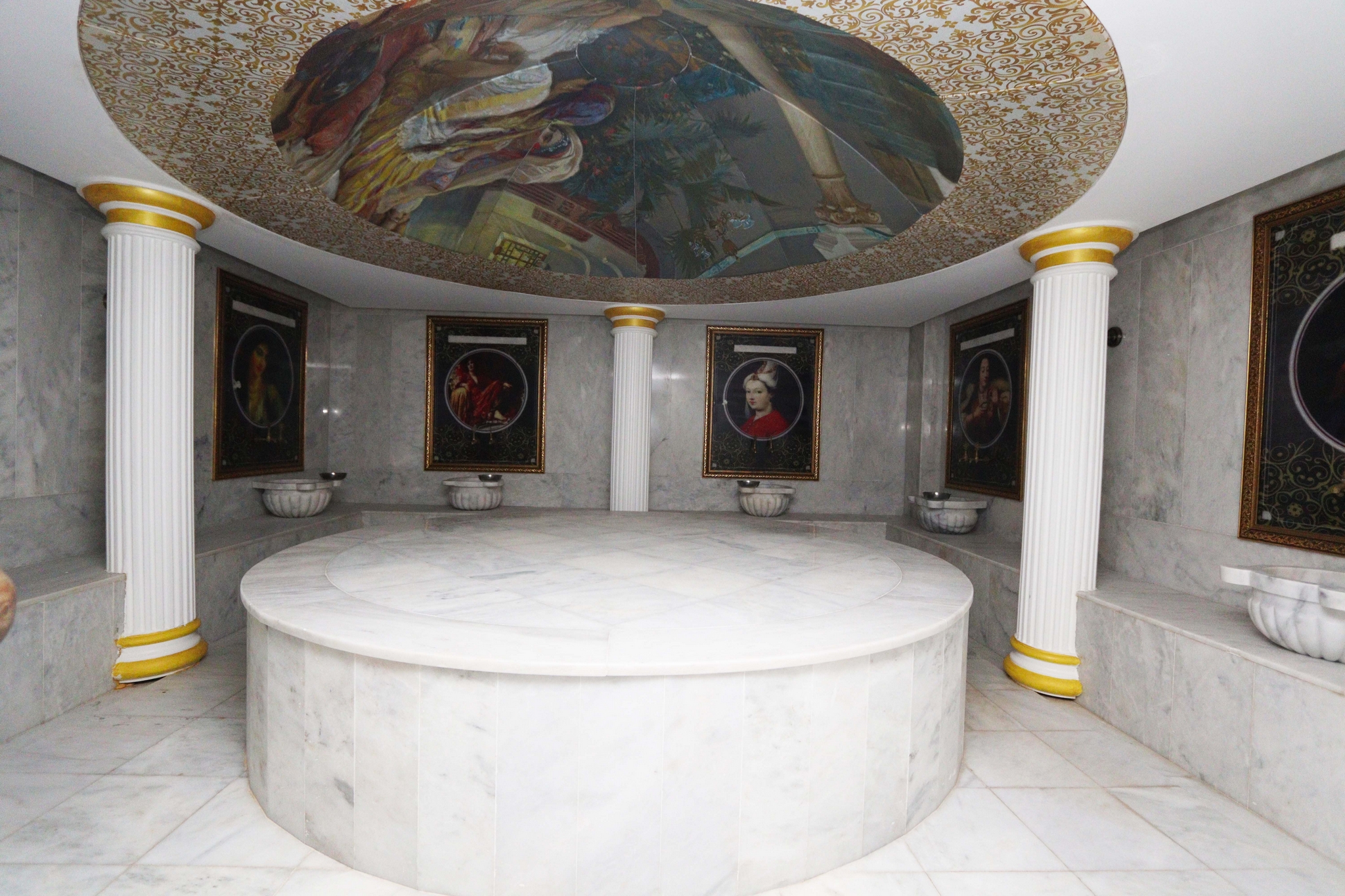 Hammam with a round marble platform, wall niches and decorative columns