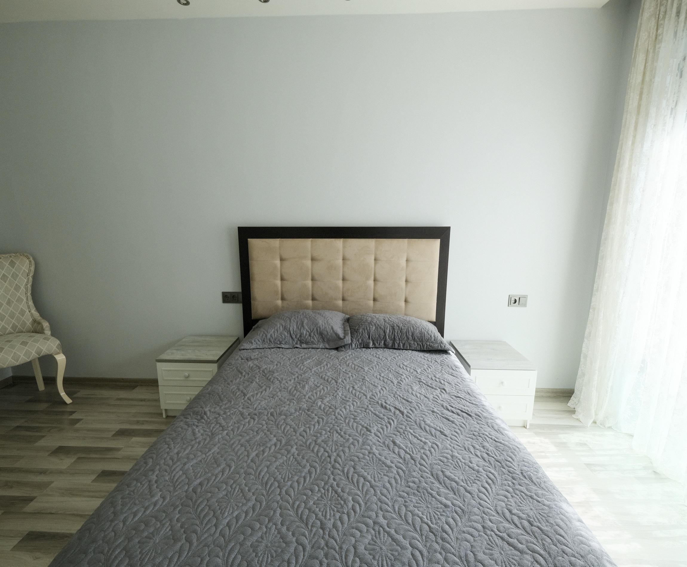 Bedroom with a double bed and two bedside tables in an apartment in Kargicak