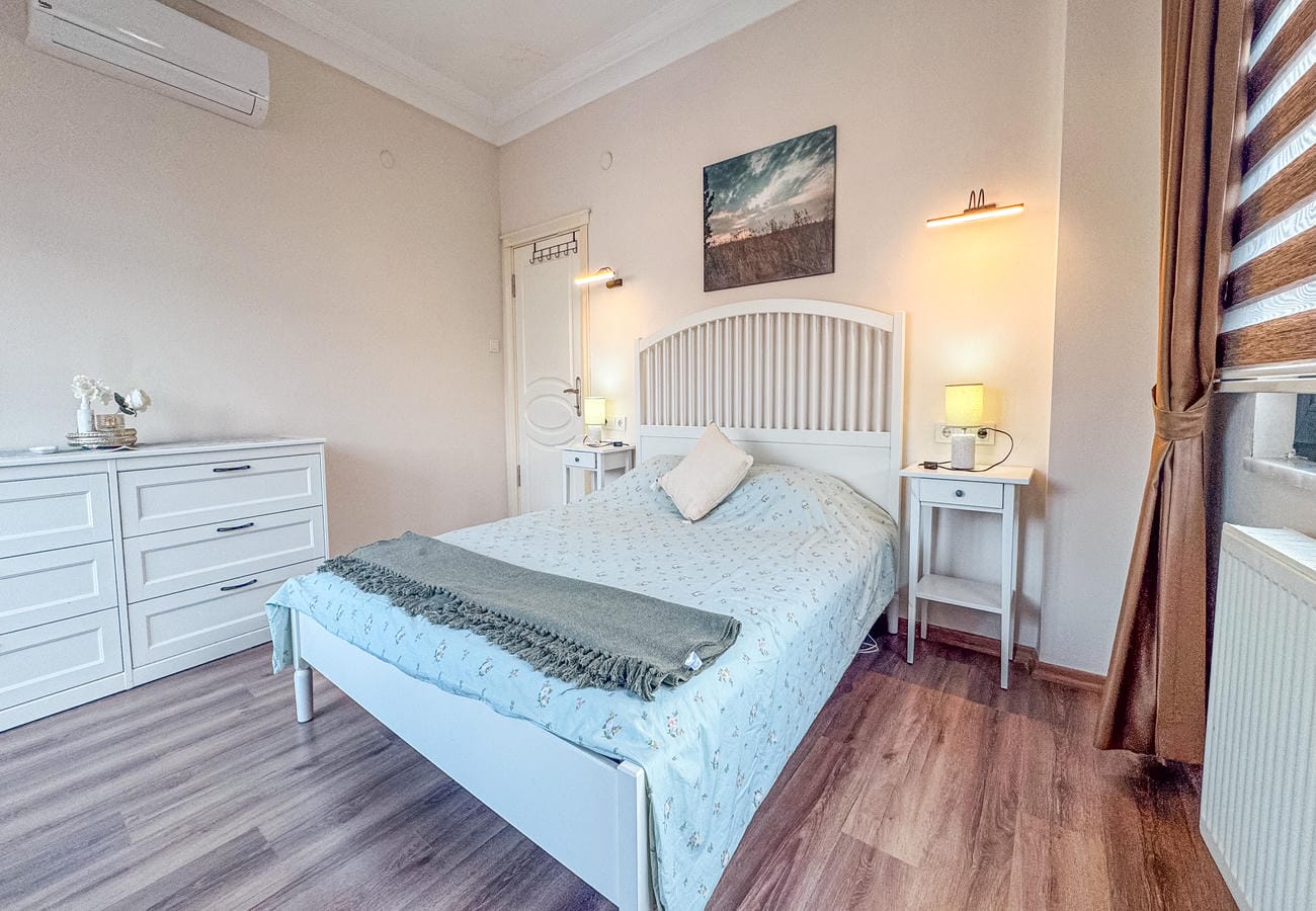 Bedroom with a double bed, bedside lamps and a framed picture in a residence in Alanya
