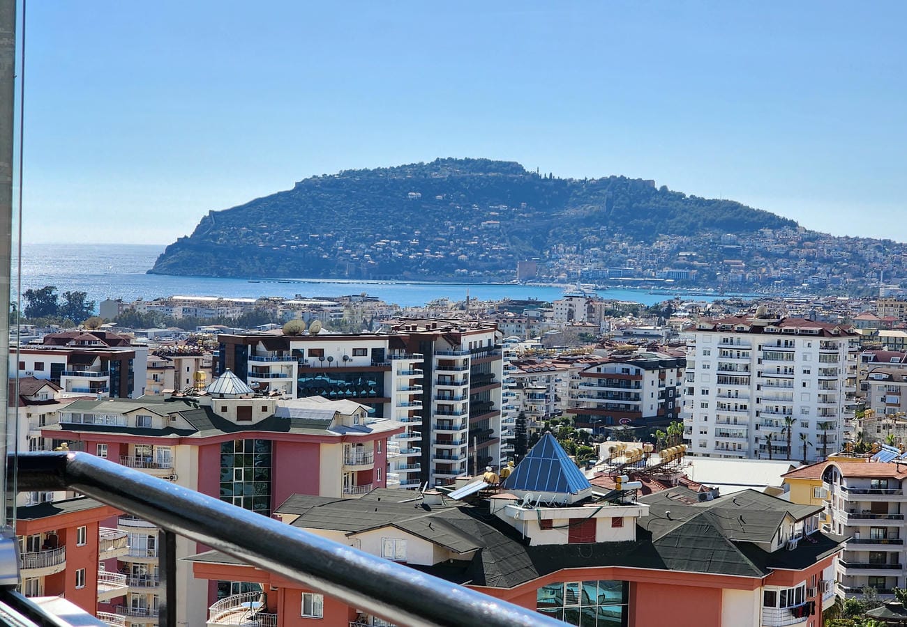 Панорамный вид на море и полуостров с балкона квартиры