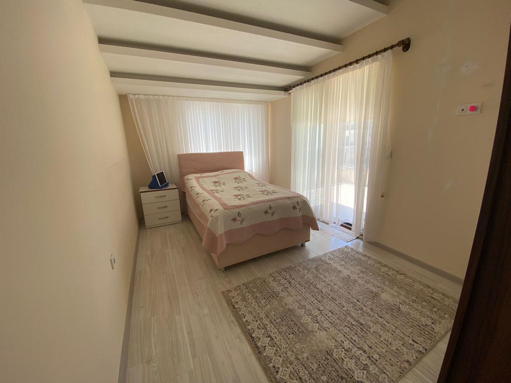 Balkon kapılı yatak odasında Alanya’daki penthouse için çift kişilik yatak ve dikey jaluzi