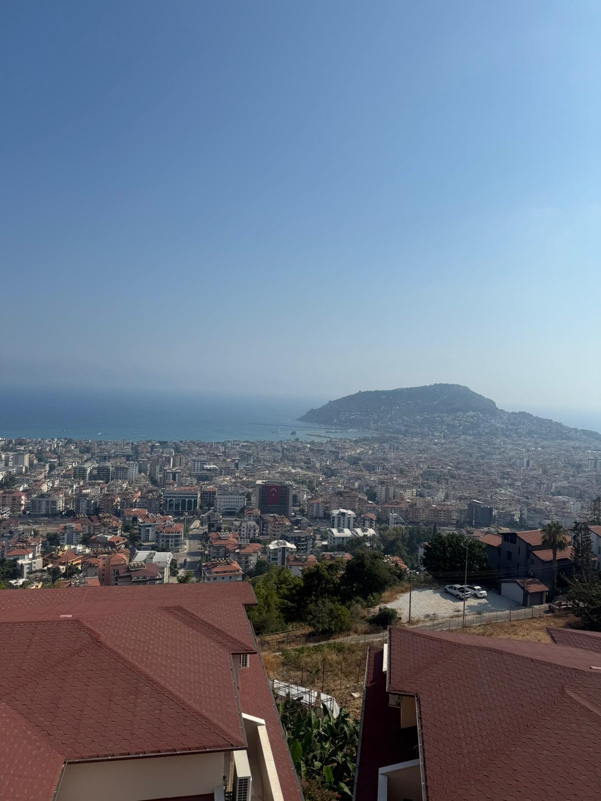 Türkiye’de satılık konuttan şehir, deniz ufku ve kayalık burun panoraması