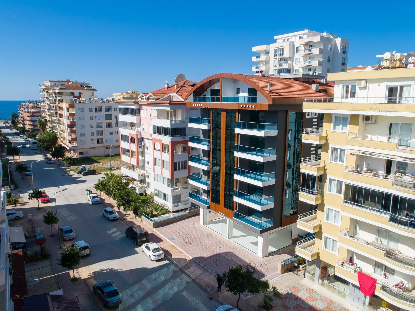 Mavi cam balkonlu altı katlı bina: Mahmutlar’da, Alanya’da satılık 2+1 daire, Türkiye — New Level Group
