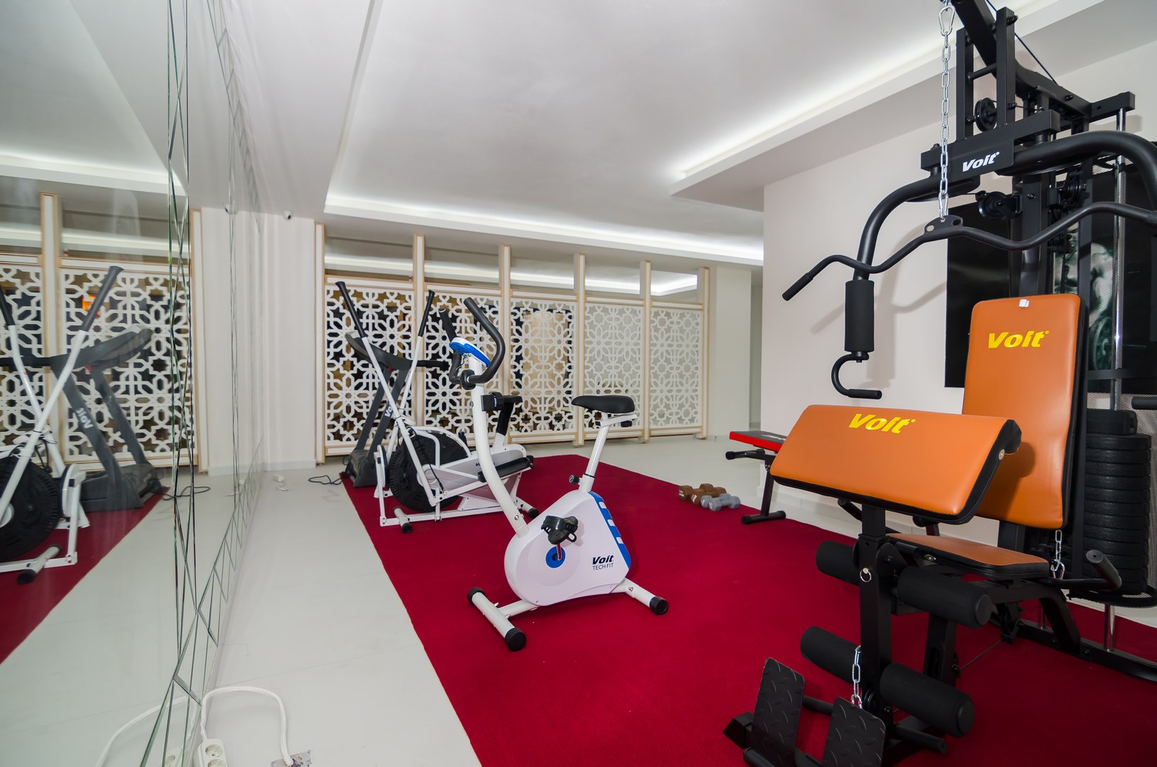 Mahmutlar’da konutların bulunduğu sitede turuncu siyah spor aleti ve kırmızı halı