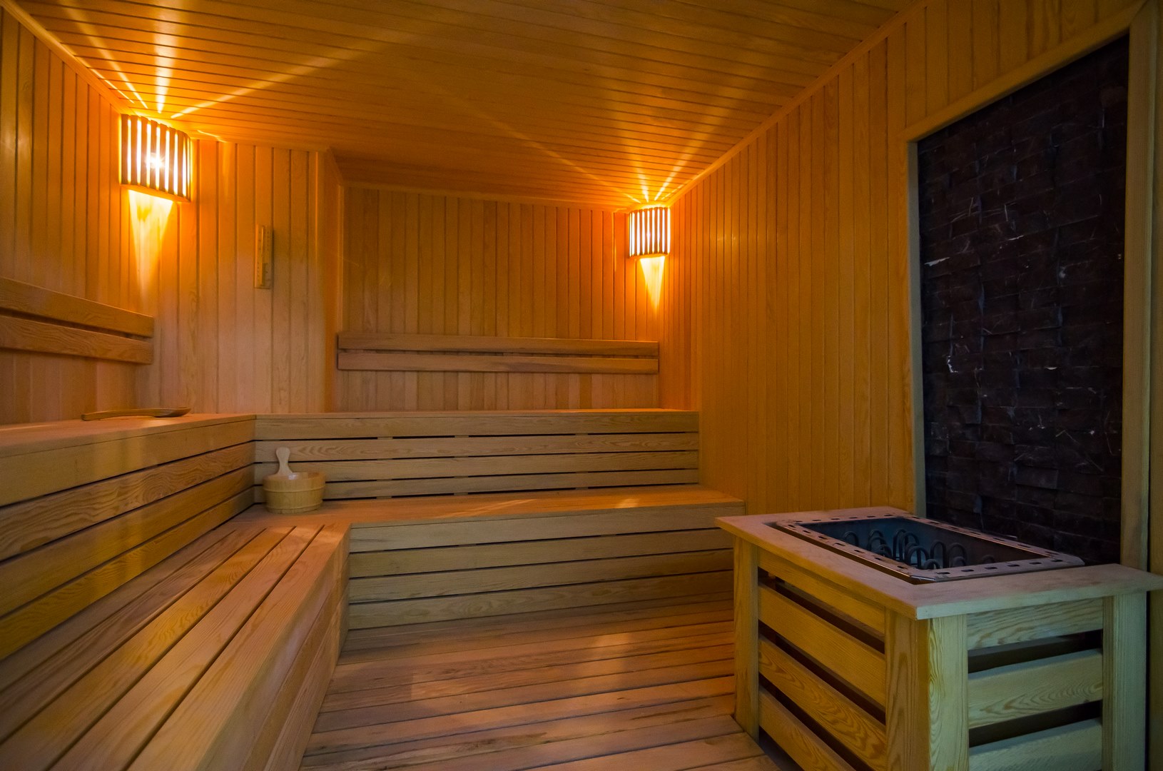 Alanya’da dairelerin bulunduğu komplekste L biçimli ahşap oturaklı sauna ve taşlı soba