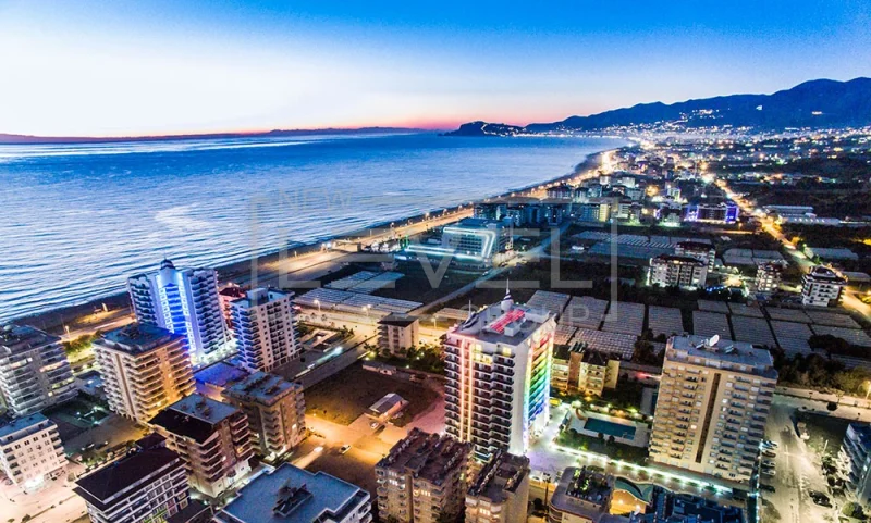 Gece deniz ve sahil ışıkları manzarası: Mahmutlar’da satılık 1+1 daire, Alanya, Türkiye — New Level Group