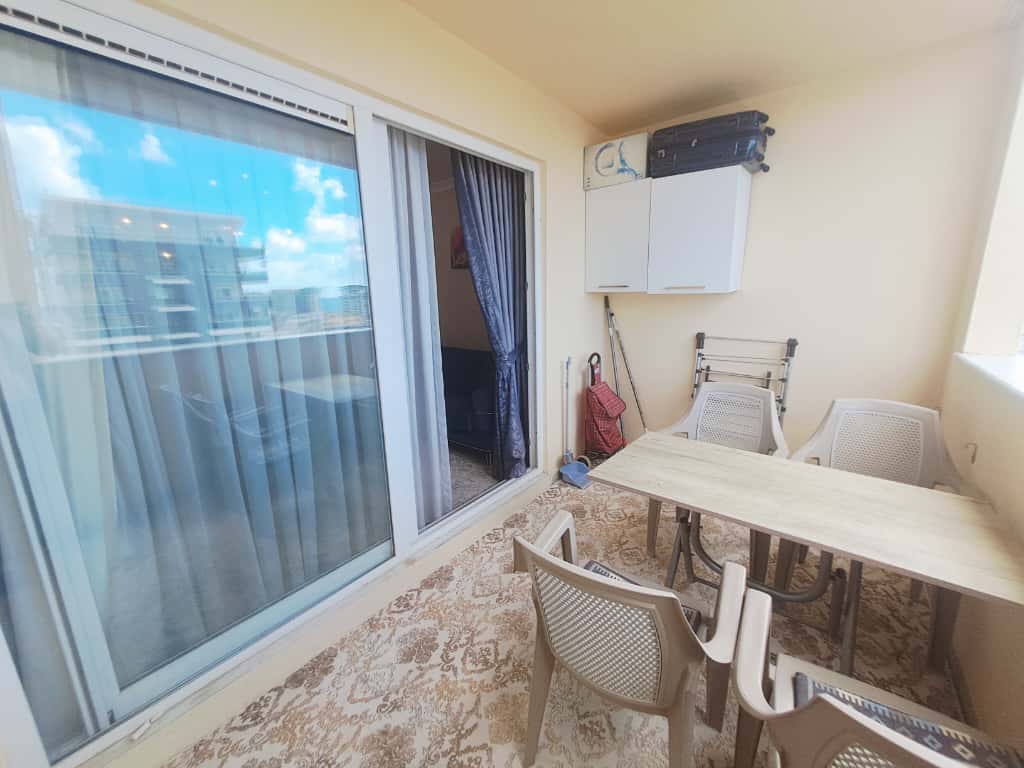 Yemek masası ve dört sandalyeli cam balkon, Mahmutlar’da Türkiye’de
