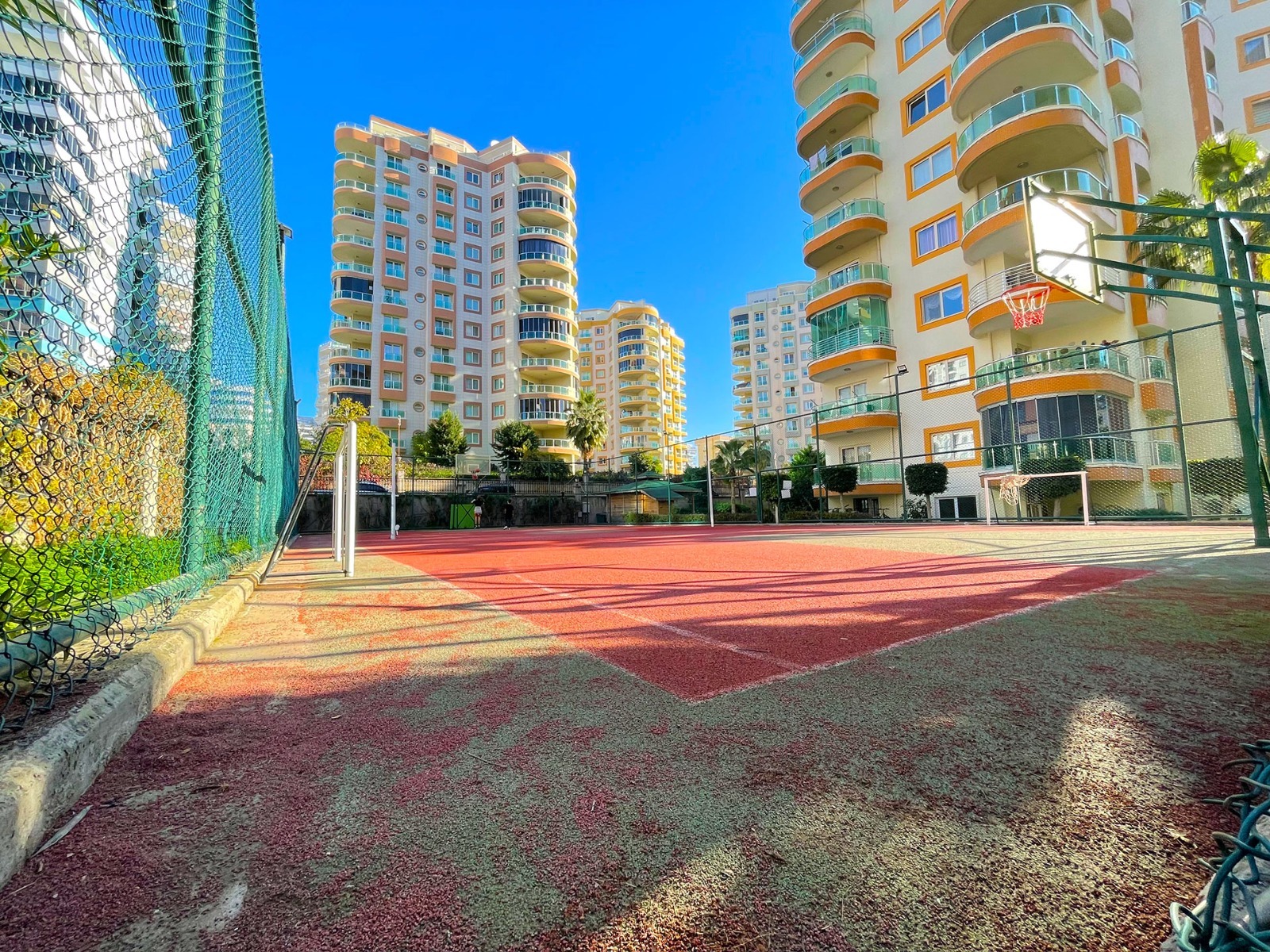 Futbol kalesi ve basketbol potalı spor sahası, Alanya’daki konut sakinleri için