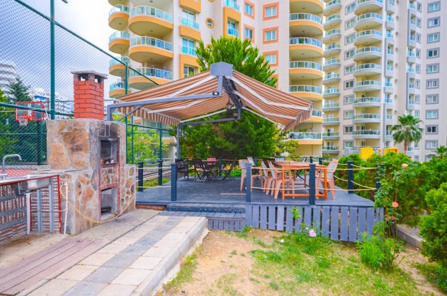 Taş mangallı ve ahşap masalı barbekü alanı, Türkiye’deki kompleks arazisinde