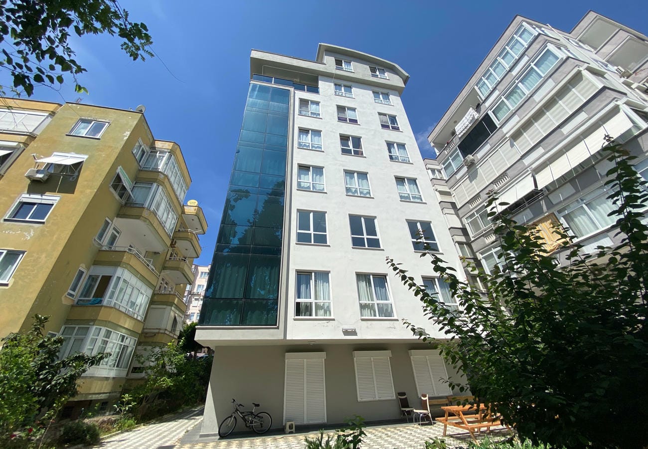 Mavi camlı aydınlık cephe: Alanya’da satılık 2+1 daire, Türkiye — New Level Group