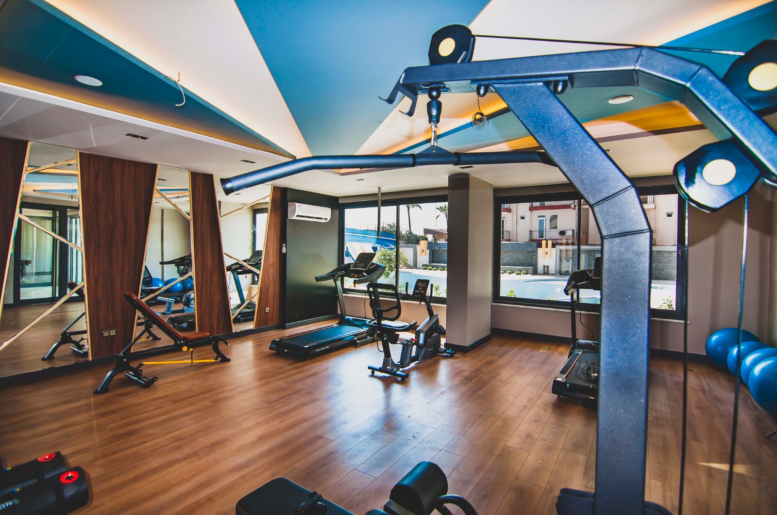 Spor salonunda koşu bandı, kondisyon bisikleti ve aynalı duvar Mahmutlar’daki komplekste