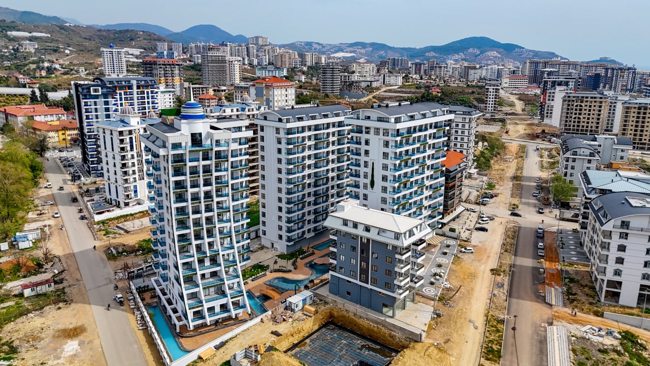 Havadan beyaz bloklar ve avludaki havuz: Mahmutlar’da satılık 2+1 daire, Türkiye — New Level Group