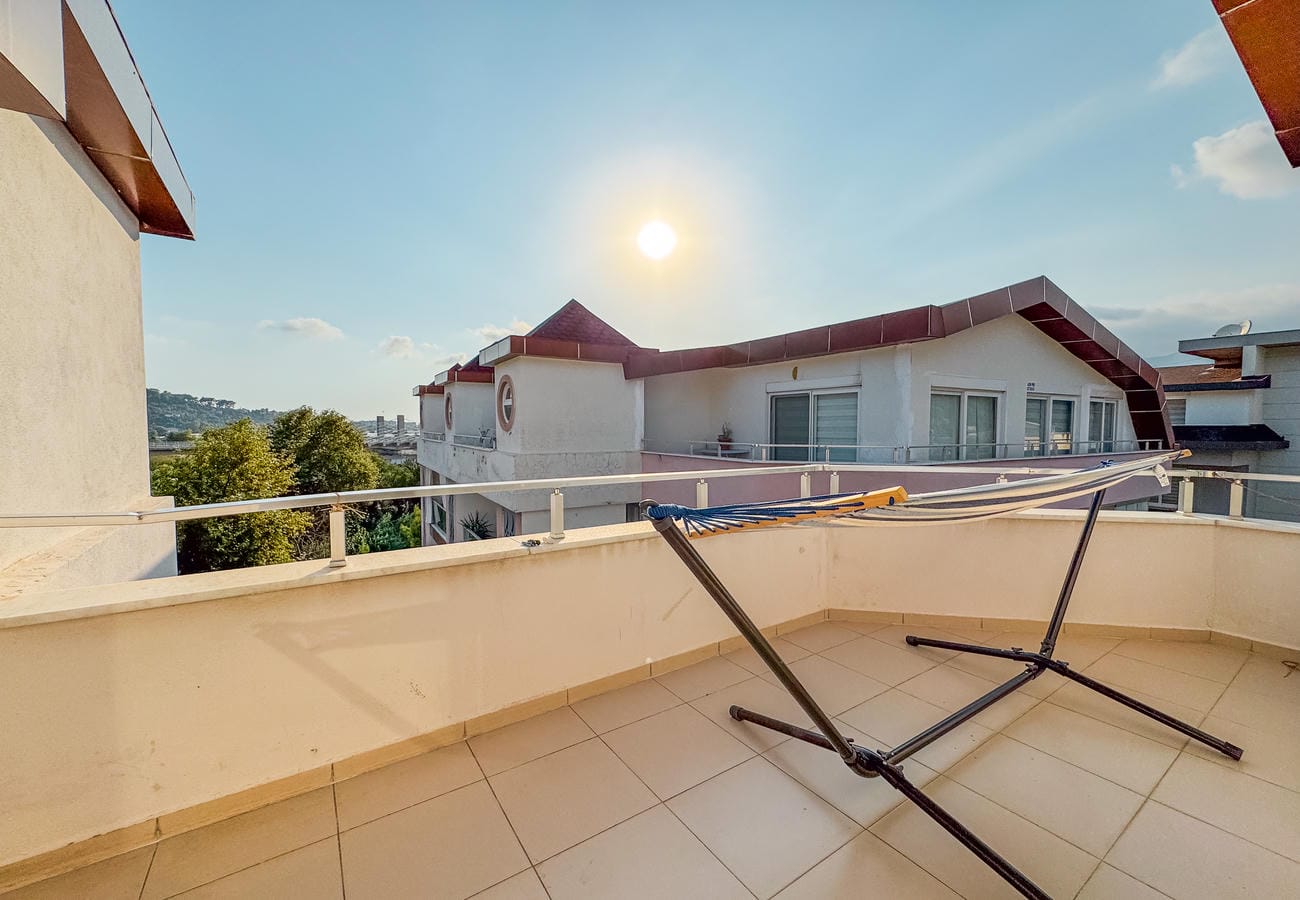 Seramik döşeli terasta cam korkuluk ve çamaşır kurutmalığı, Türkiye’de satılık penthouse dairede