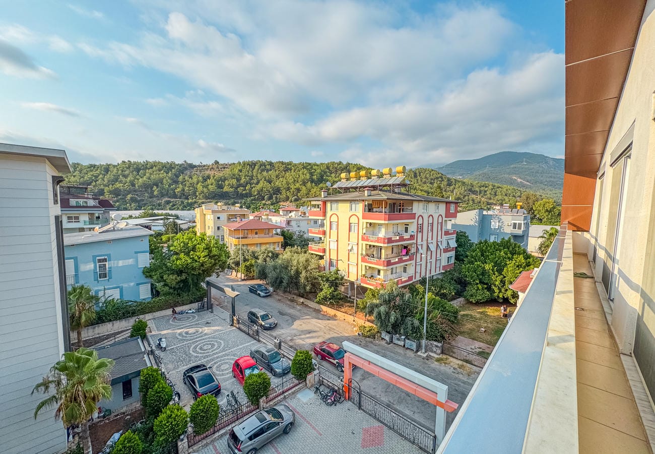 Balkondan yerleşim alanı ve ormanlık tepelere panoramik bakış, satılık penthouse dairede
