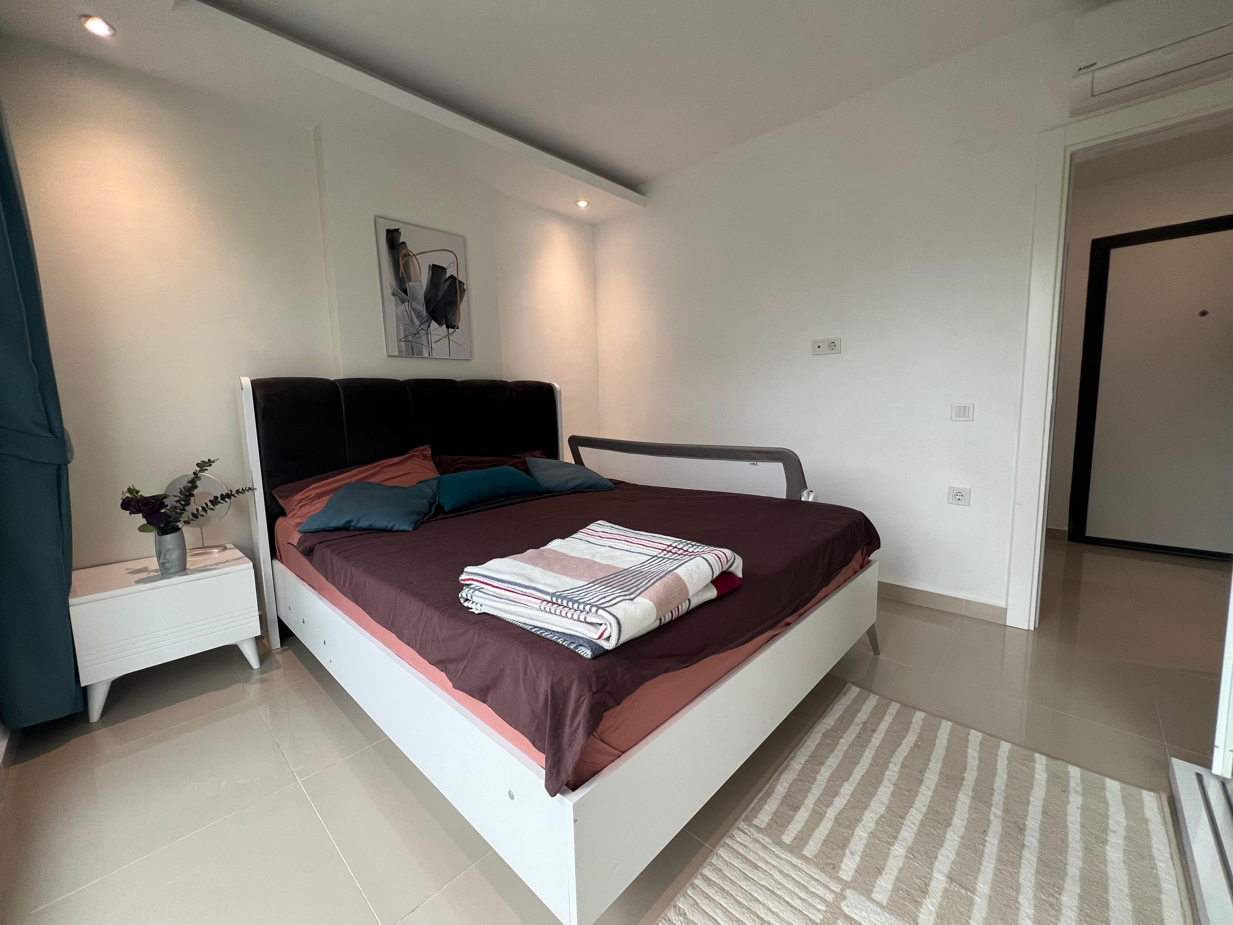 Bedroom with a double bed and air conditioner in a flat in Avsallar