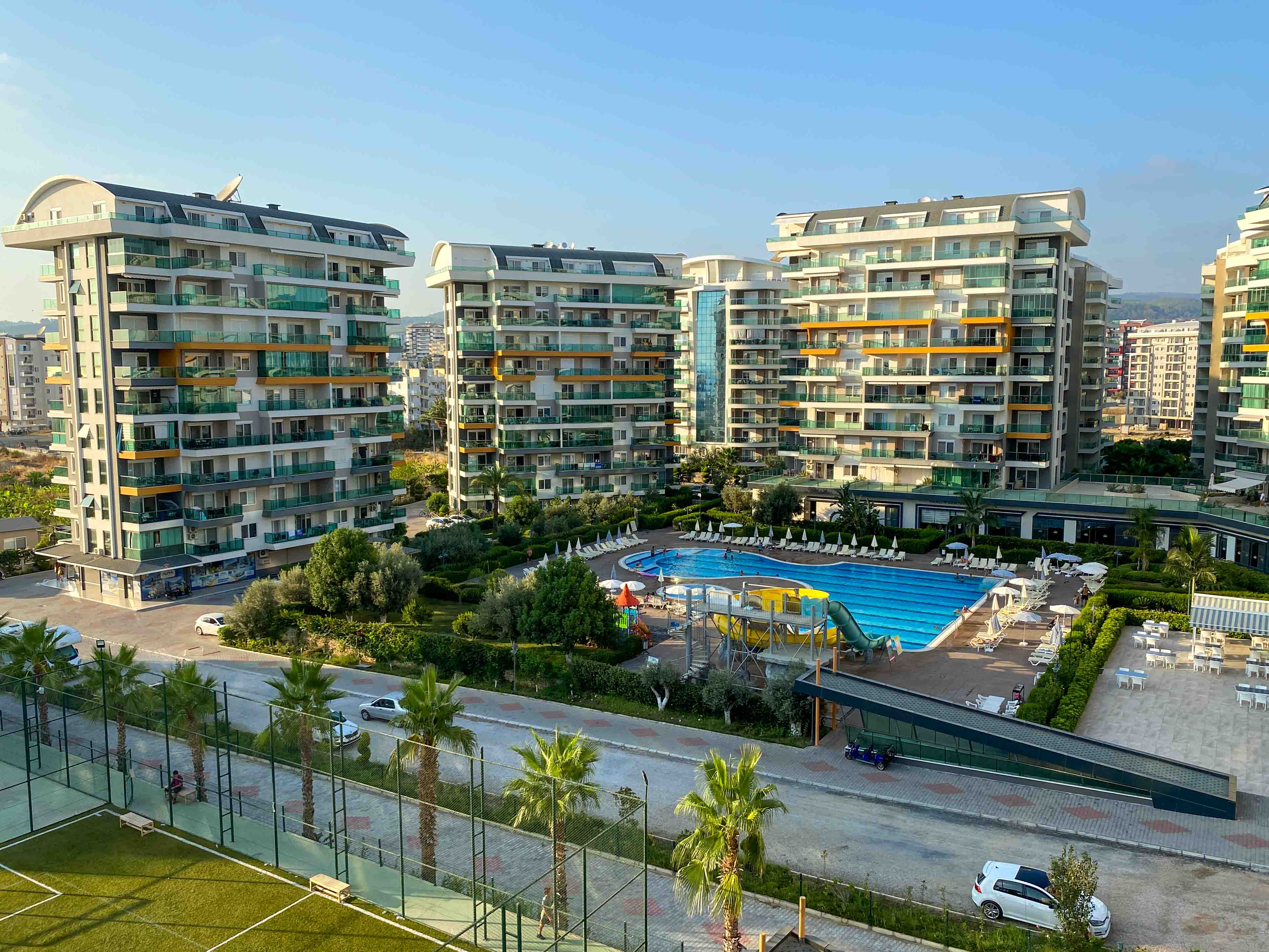 Outdoor pool with a water slide: 1+1 apartments for sale in Avsallar, Alanya, Turkey — New Level Group