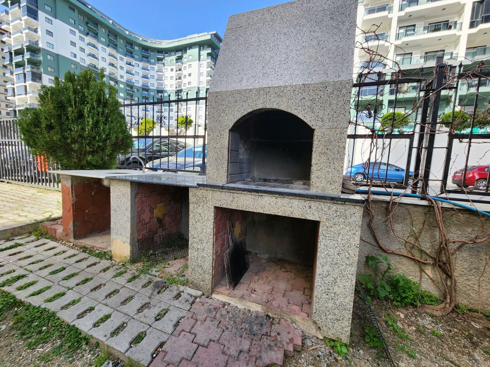 Türkiye’deki apartman daireleri kompleksinde granit tezgâhlı taş barbekü alanı