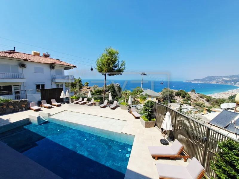 Бассейн с синей водой у белого корпуса: апартаменты 1+1 в продаже у моря, Алания, Турция — New Level Group