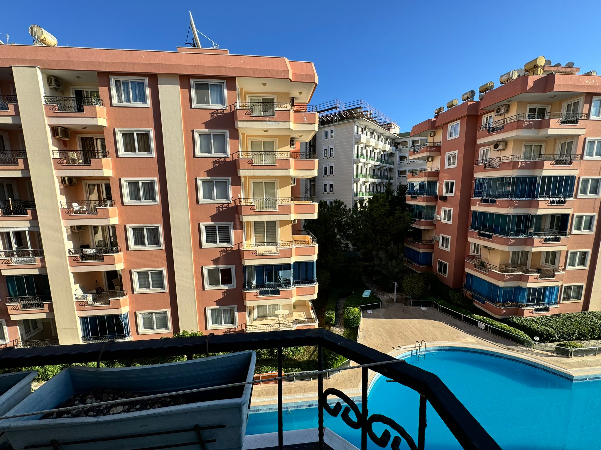 Mahmutlar'da birinci sırada yer alan, eşyalı, doğrudan deniz manzaralı 3+1 daire.