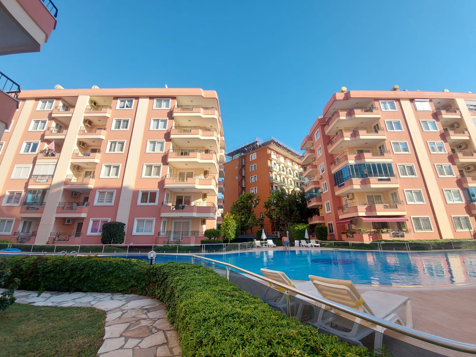 Mahmutlar'da birinci sırada yer alan, eşyalı, doğrudan deniz manzaralı 3+1 daire.