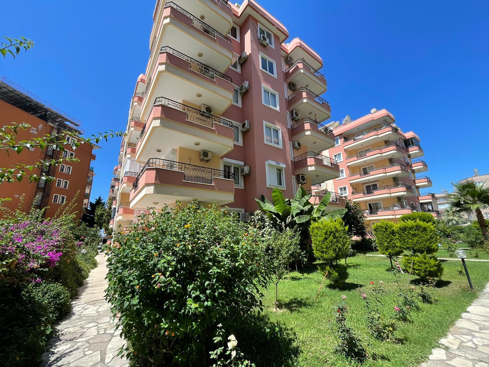 Mahmutlar'da birinci sırada yer alan, eşyalı, doğrudan deniz manzaralı 3+1 daire.