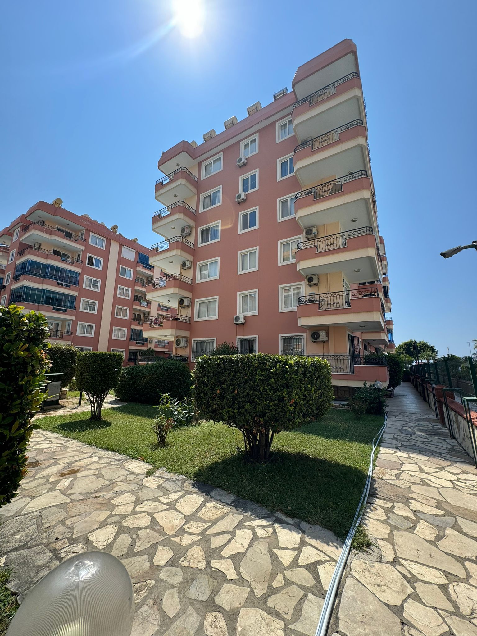 Mahmutlar'da birinci sırada yer alan, eşyalı, doğrudan deniz manzaralı 3+1 daire.
