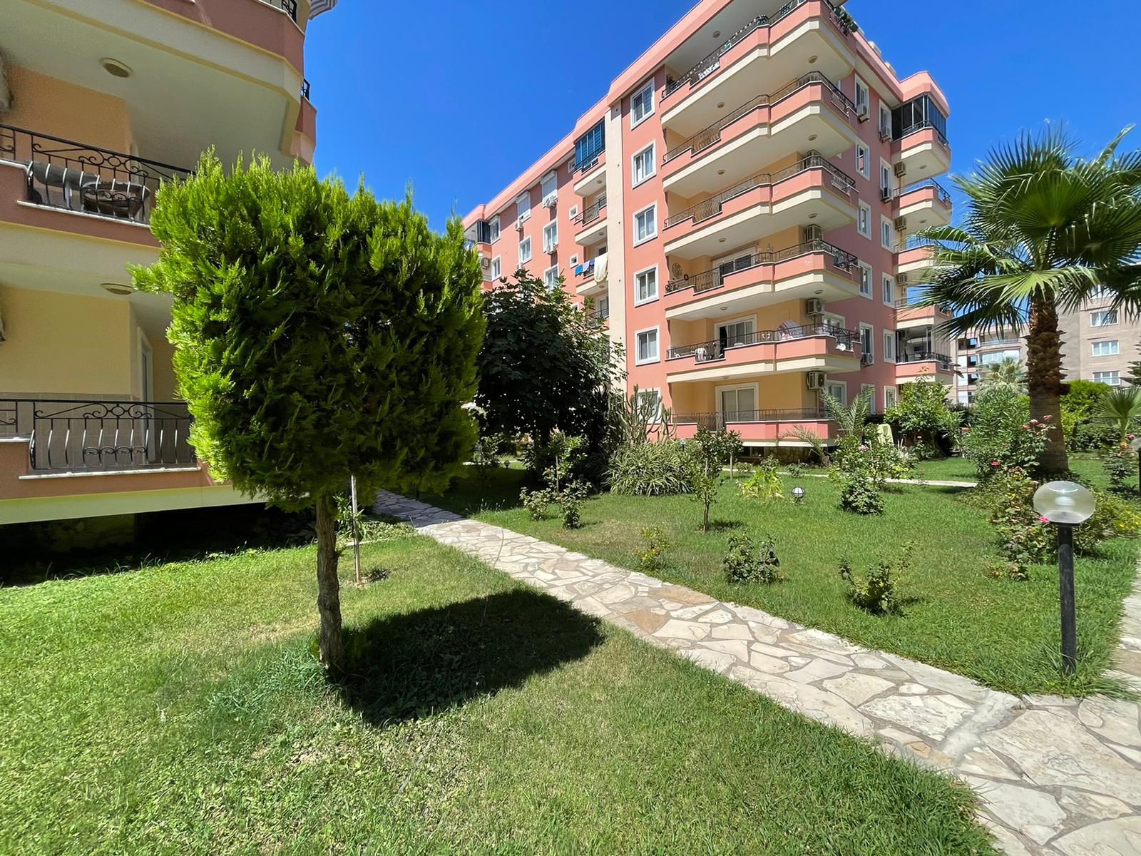 Mahmutlar'da birinci sırada yer alan, eşyalı, doğrudan deniz manzaralı 3+1 daire.