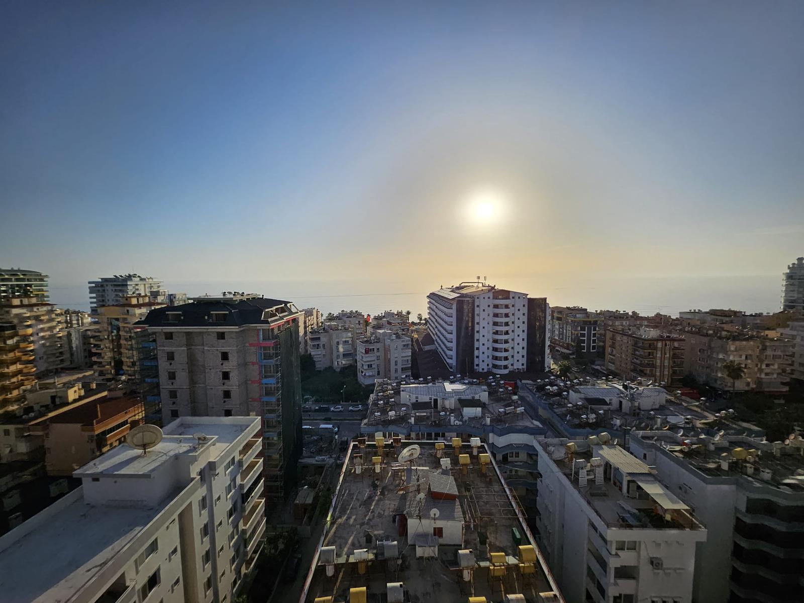 Alanya’da Türkiye’de akşam şehir, deniz ve uzaktaki dağların panoramik manzarası