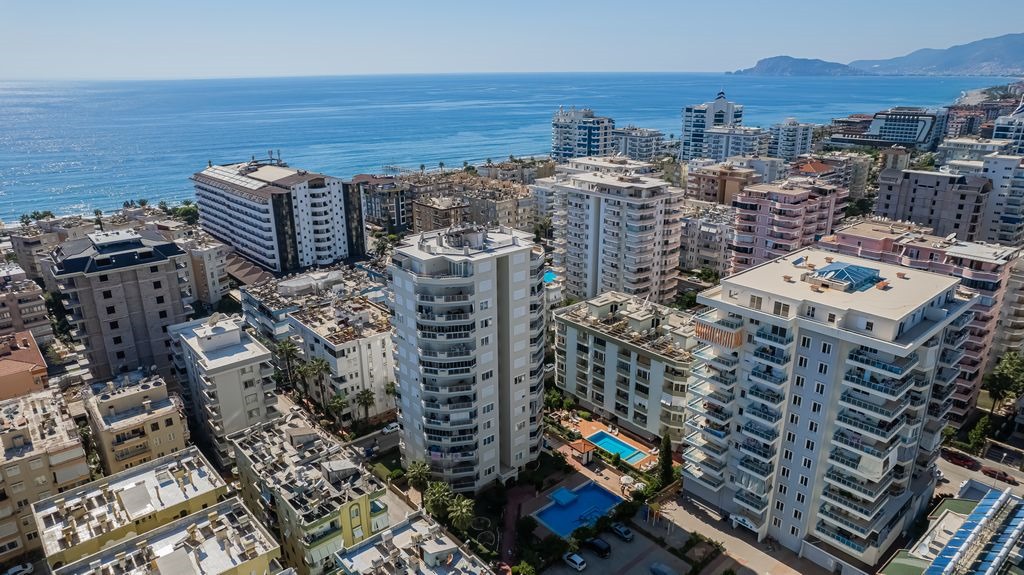 Güneş panelleri ve avlu havuzuyla dağ manzaralı penthouse Türkiye’de satılık