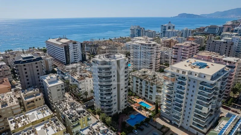 Güneş panelleri ve avlu havuzuyla dağ manzaralı penthouse Türkiye’de satılık