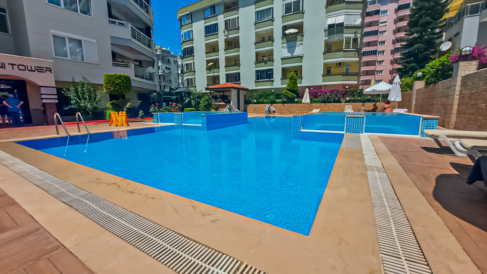 Merdivenli açık havuz Mahmutlar’daki penthouse dairelerin bulunduğu komplekste satışta